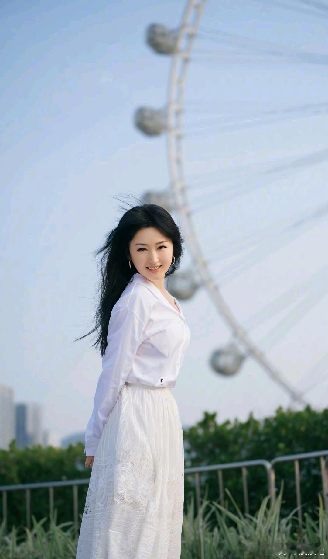 杨钰莹的青春也曾经是我们的青春。如今我们的耳边还会响起“让我轻轻的告诉你”的旋律