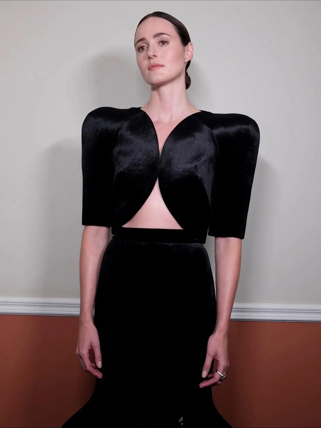 雷娜特·赖因斯夫「情感价值」期间的一些造型：英国电影学院奖、金球奖、哥谭奖、奥斯