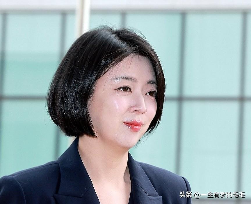 3月5日，韩国国民力量党亲韩派议员裴贤贞在法院裁定暂停其党权停职处分后，随即召开