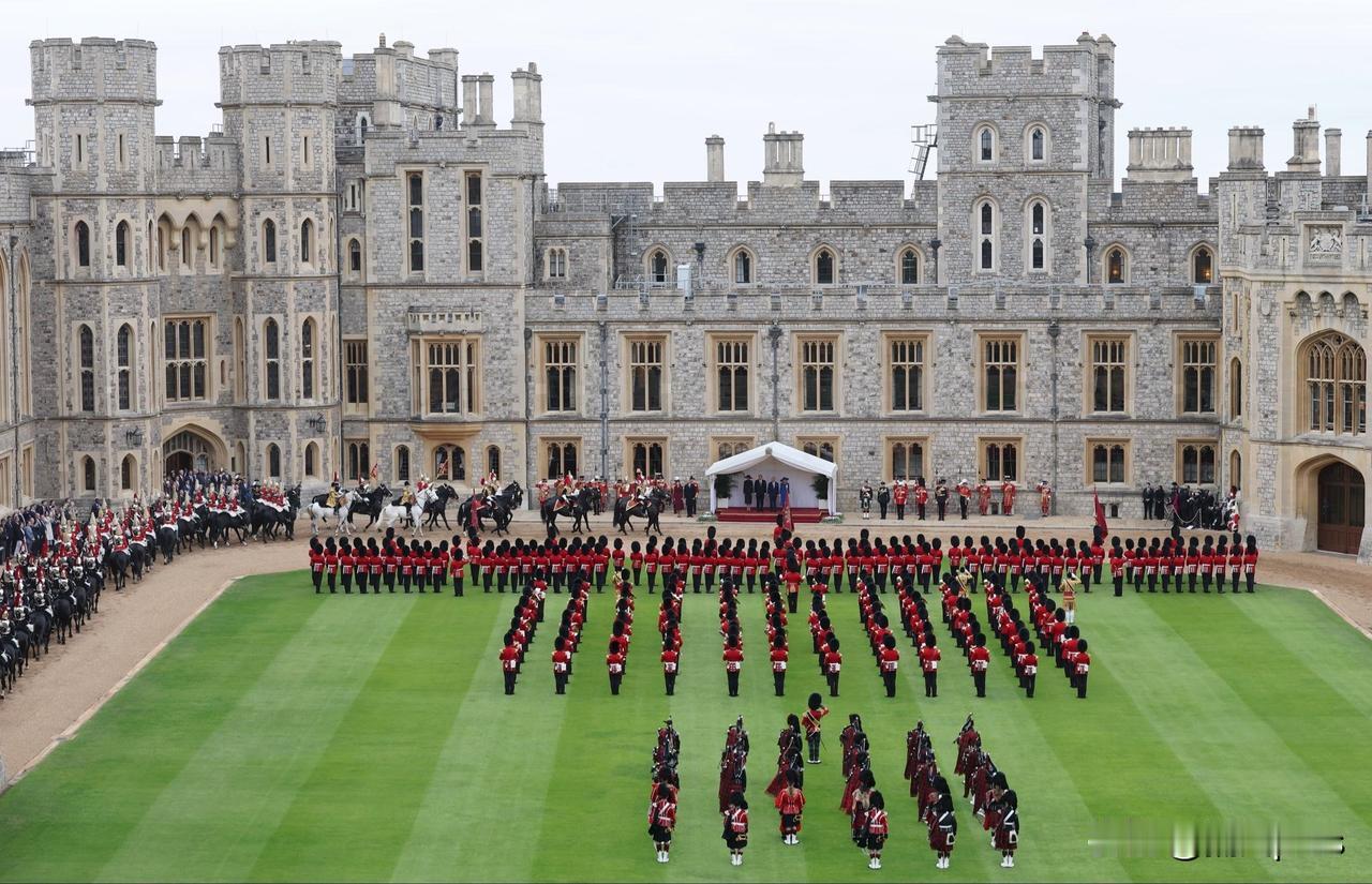 英国国王查尔斯三世在温莎城堡会见并宴请了美国总统特朗普。这座城堡令人印象深刻。不