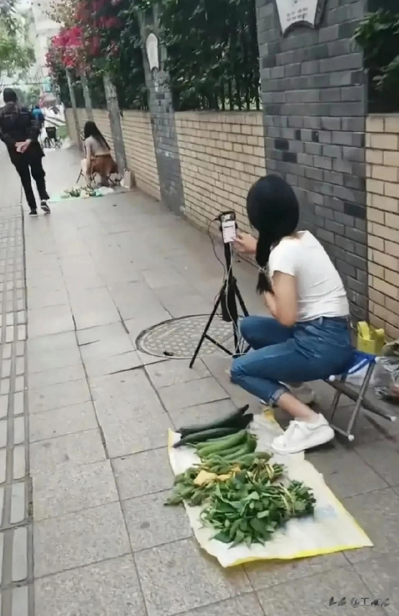 这些人，似乎找到了“发家致富”的好门路！

她们不上班，自称为“自媒体创业”，每