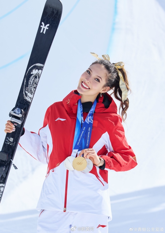 【#谷爱凌说为了奶奶#】#谷爱凌晒和奶奶拥抱合照# 2月22日，米兰冬奥会，谷爱