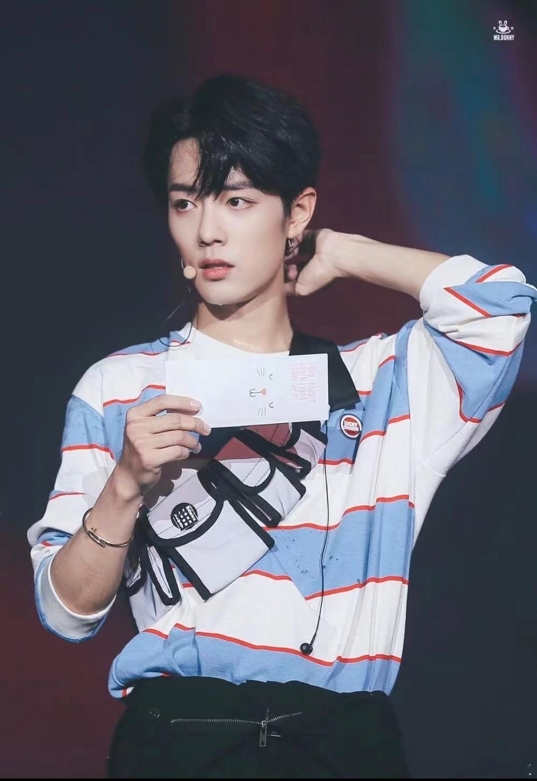 蓝白条纹的舞台小赞！漂亮元气爱豆[流鼻血]可爱哟 ​​​