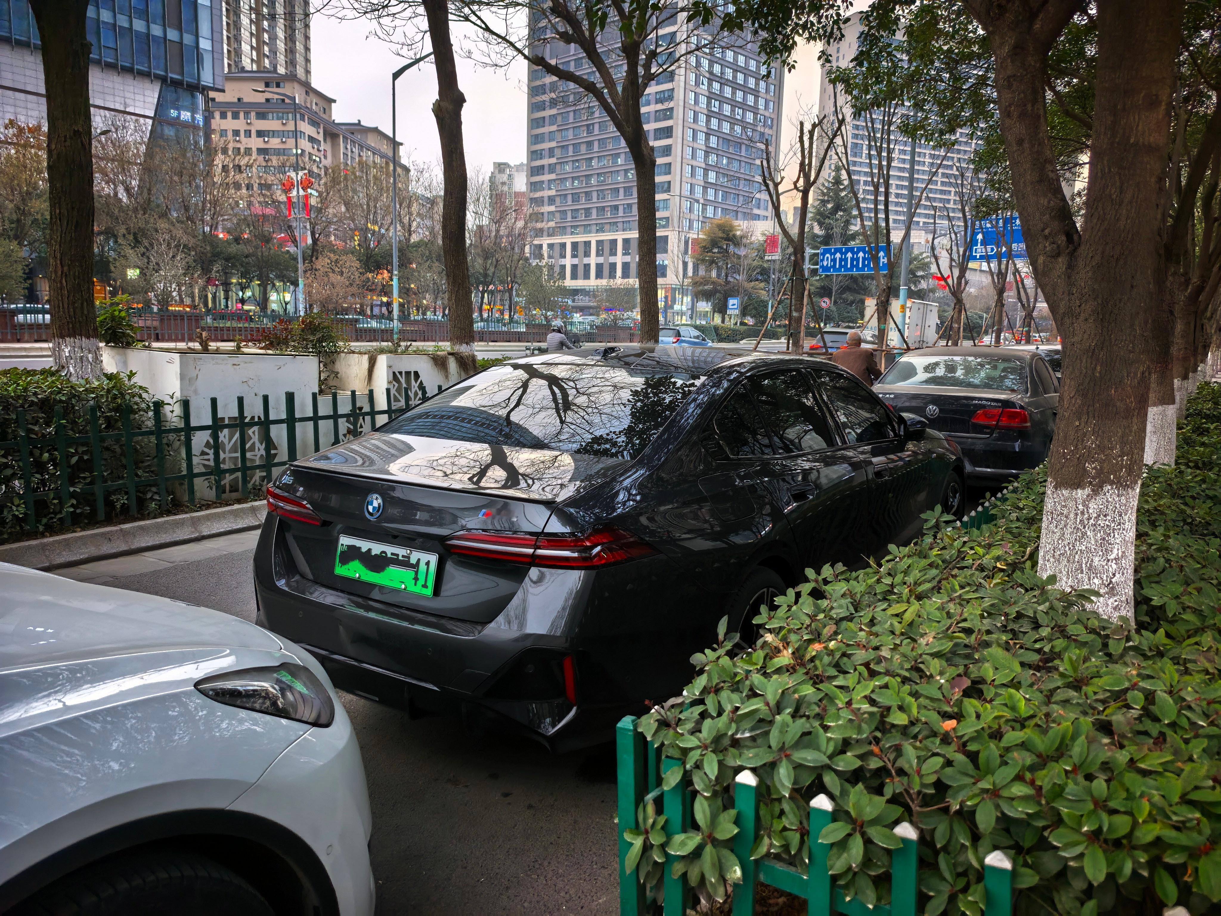 今天竟然偶遇了一辆稀有汽车--宝马i5 M60，我2年前第一次见到这车的时候，很