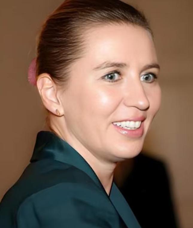 丹麦现在的情况，谁也帮不了。世界上那三个有分量的大国，丹麦硬是一门心思抱着美国的