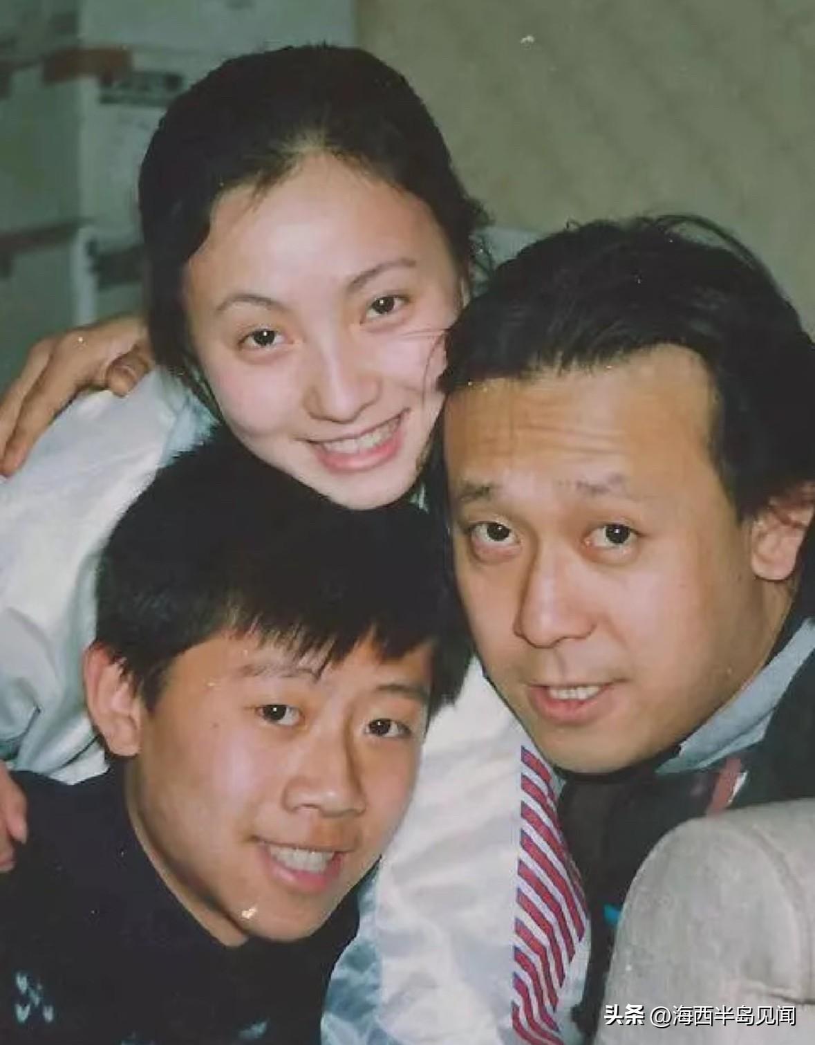 这张照片是1994年电影《阳光灿烂的日子》拍摄期间三位主角珍贵值得珍藏合影。
