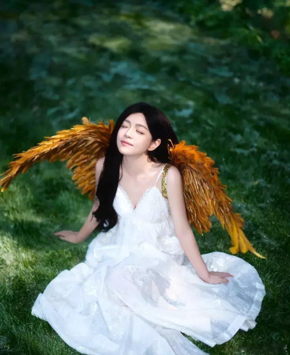 陈妍希感受自然清新的空气。 ​​​