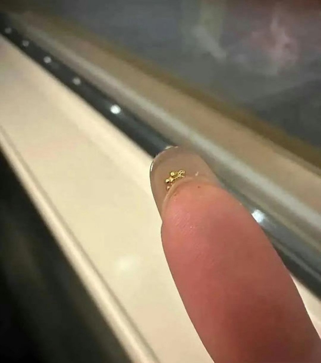 怪不得说金店的员工不能留长指甲 