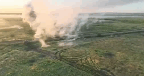 乌军30机械化旅对索莱达尔方向的俄军发动猛烈炮击，爆炸产生的冲击波一道又一道，地