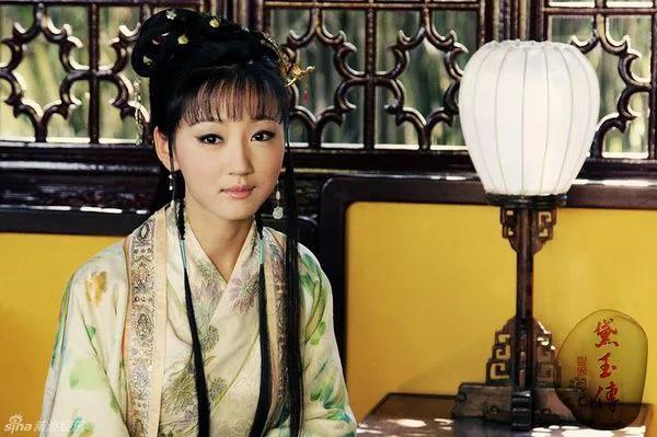 这几天，我把2009年拍摄的35集电视剧《黛玉传》看了一遍，以前从没看过，偶尔在