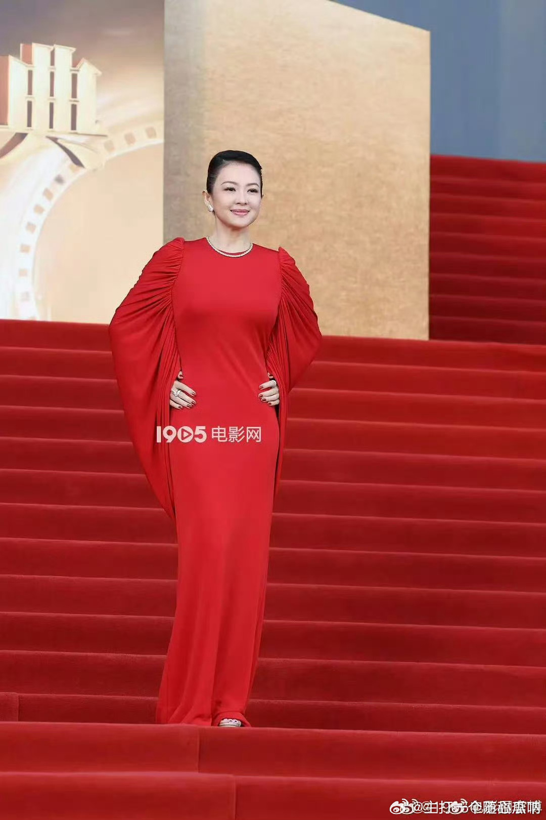 子怡真的感觉老态了，脖子很明显 