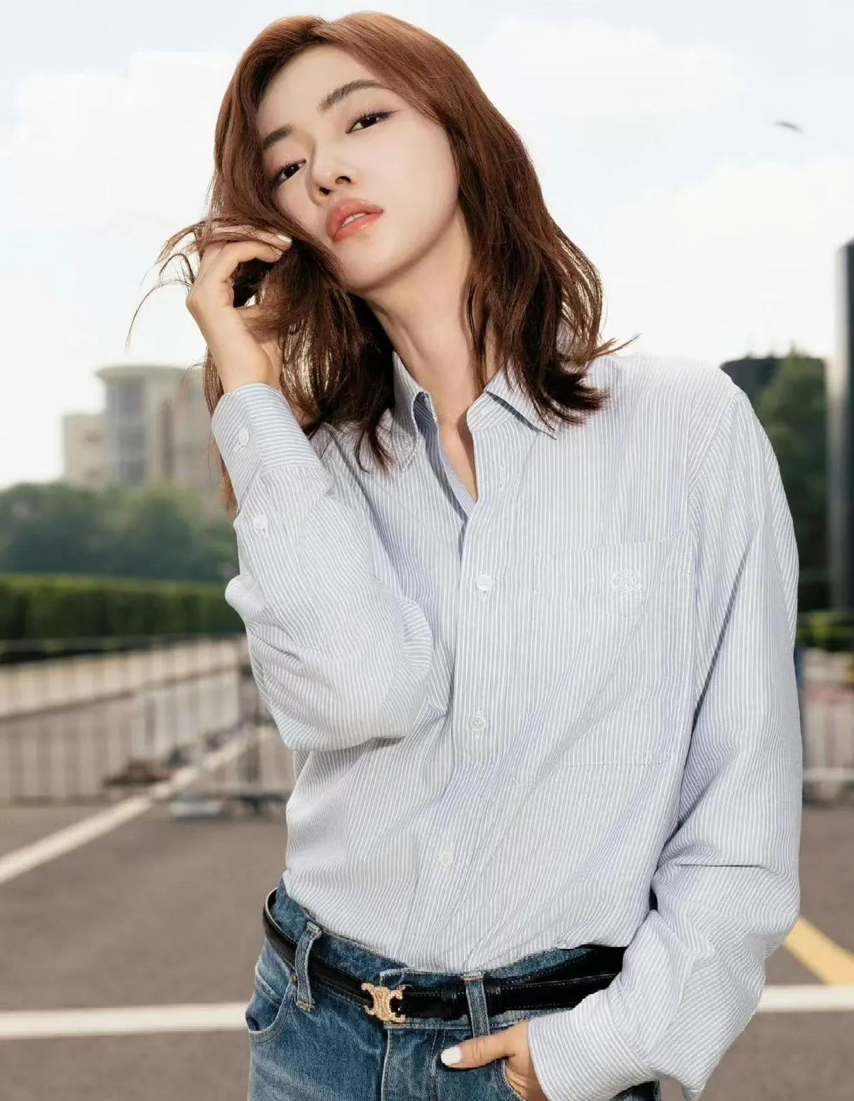 吴谨言当妈后气质真的绝了！✨
 
浅蓝条纹衬衫+微喇牛仔裤，简约又干练，再配上黑