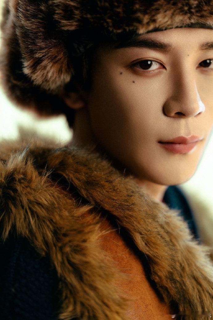 谁被夏之光的泪痣戳中了！眼下两颗小痣自带楚楚动人 buff，温柔又带点小性感，颜