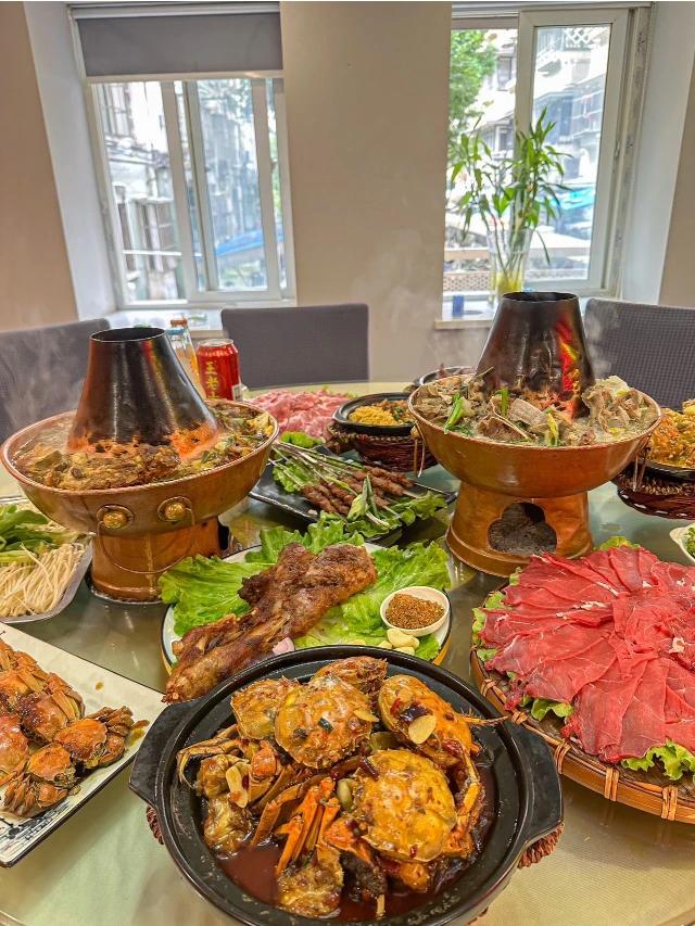 中秋前后的大闸蟹最肥美，蟹黄饱满诱人，清蒸或咸蛋黄焗制的做法都很美味。