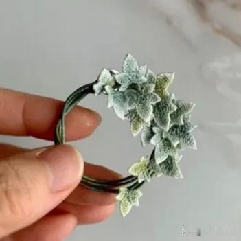 立秋了，编几个迷你花环挂在窗前，特别是那种带果子的#一句话记录立秋心情#