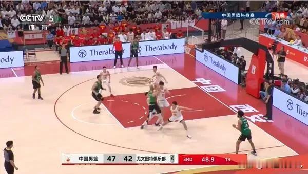 凭借胡明轩的绝杀三分球，中国男篮以65：62艰难地赢下了与西班牙尤文图特队的第二