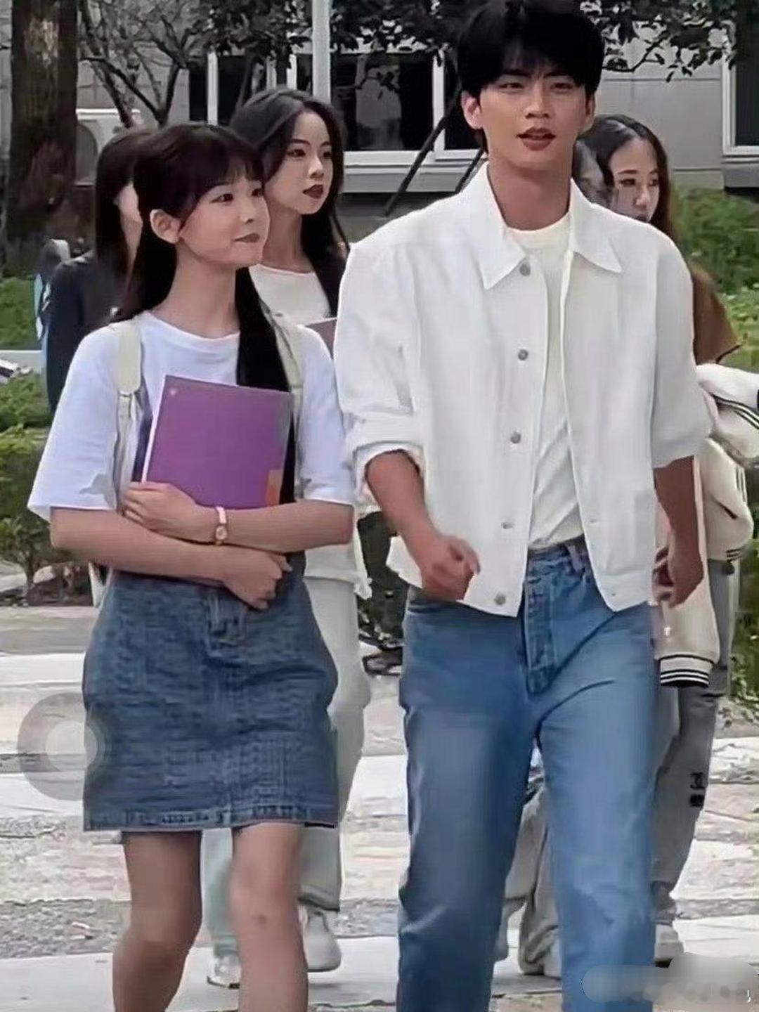 怎么感觉群演比女主还漂亮 ​​​