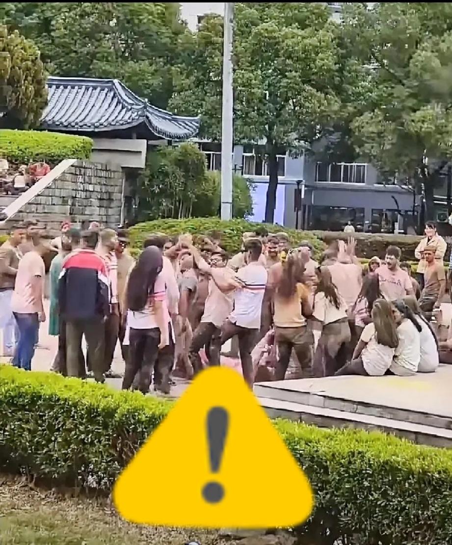 一觉醒来
刷到个热议话题

印度留学生这事挺受关注——最近不少人聊，东方大国里印