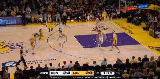 双方打得有来有回，裁判暂时没有介入。