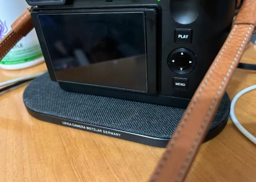 讲真无线座充手柄还不错
手柄会增加一些重量，握持感的提升是非常明显的。无线充电座