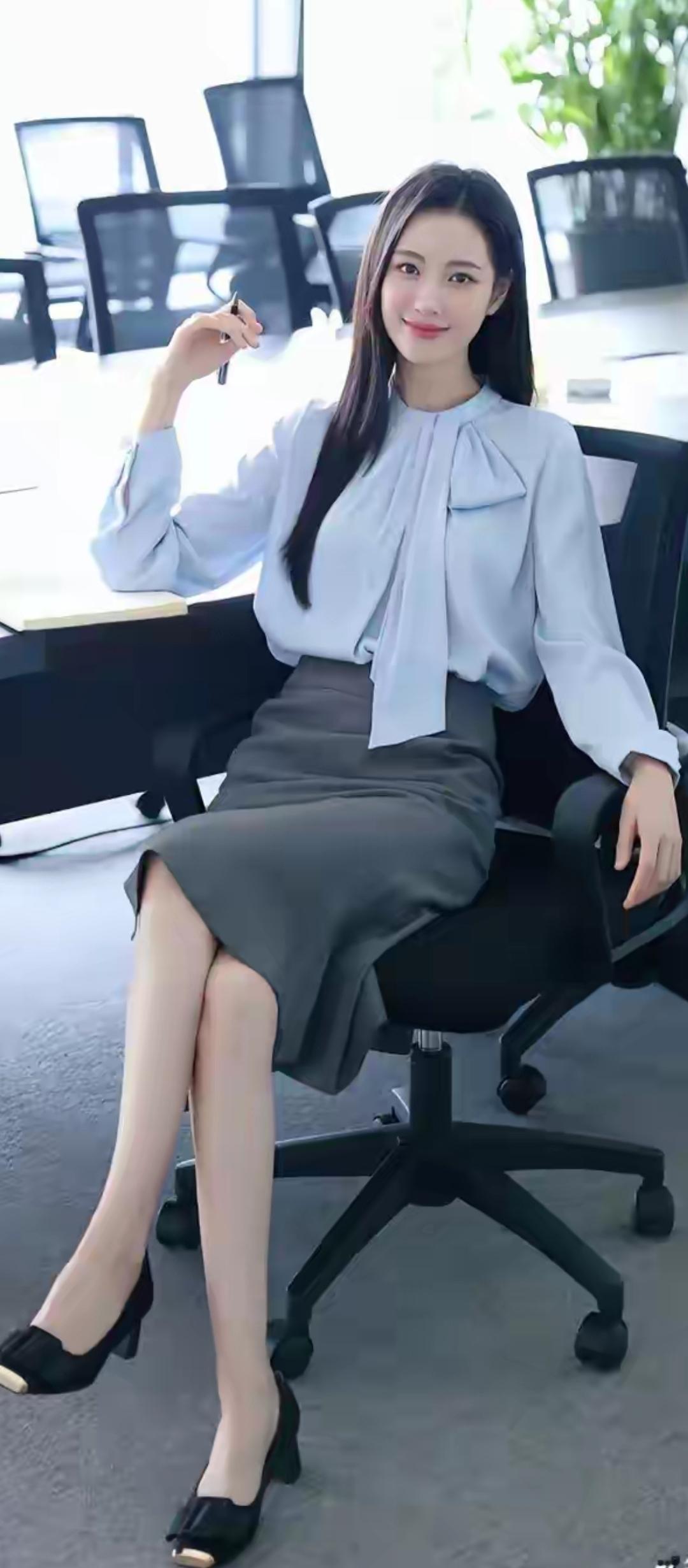 职场优雅风：白衬衫+灰色半身裙，搭配黑色高跟鞋，尽显干练气质！