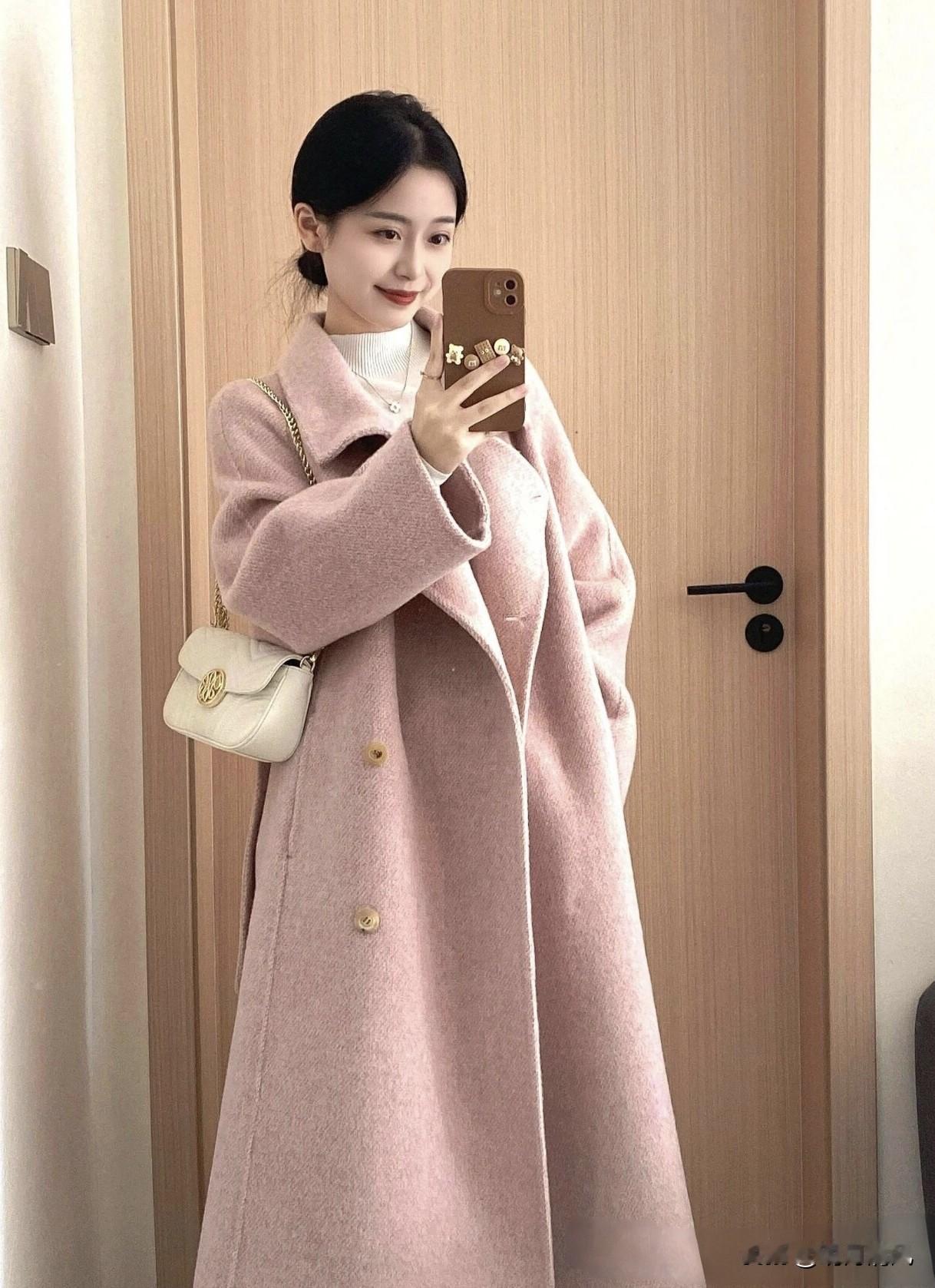 天越冷，越想来点温柔的颜色。今天的我，是你喜欢的样子吗？

比如，一抹粉。不是甜