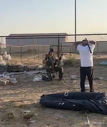 老美的军人就是这么诚实，有生命危险时跪得比谁都滑溜。
下图这位美国飞行员被科威特