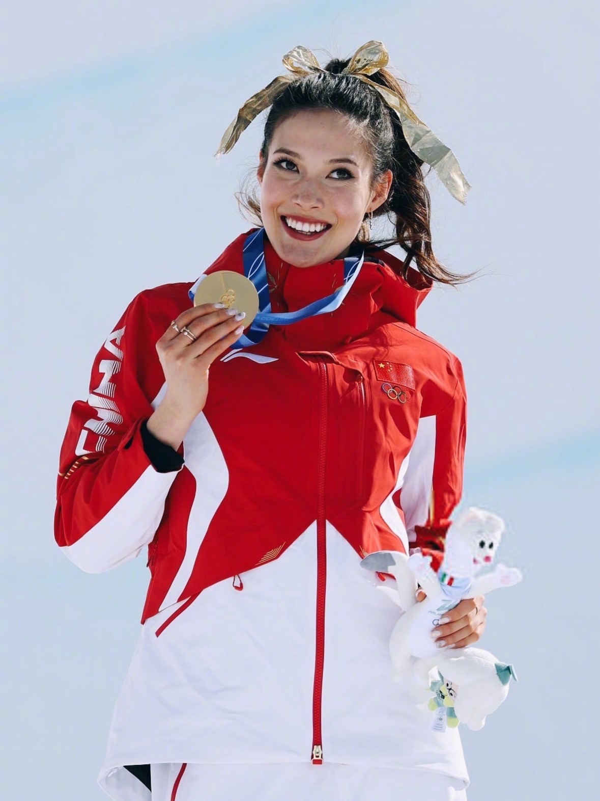 #谷爱凌领奖造型好美##谷爱凌金色发带#恭喜谷爱凌获得米兰冬奥会自由式滑雪女子U