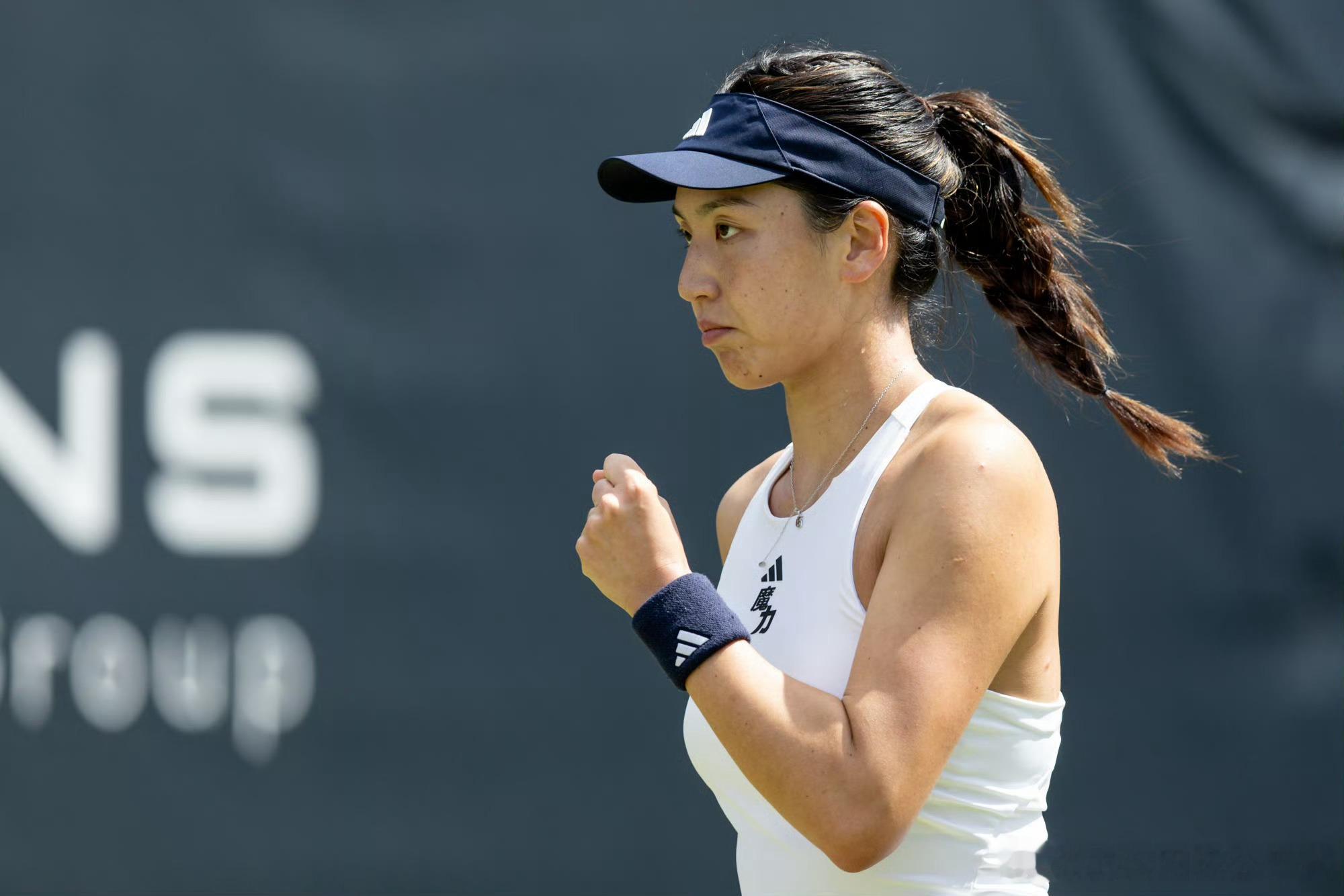 WTA500巴特洪堡站第二轮，王欣瑜火力全开，以6-3、6-4击败费尔南德斯，职