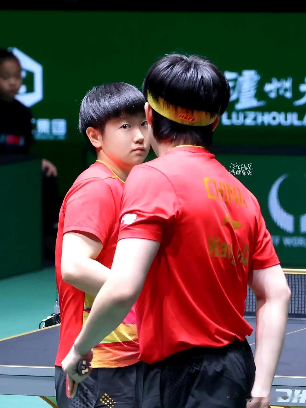 孙颖莎眼神杀太绝！软萌脸蛋配温柔凝视，王楚钦抗糖八年太能扛
 
在某场赛场间隙，