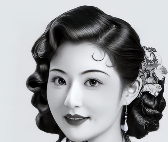 1939 年，孔祥熙 23 岁长子，偷偷迎娶了妈妈宋霭龄 40 岁的牌友，得知消