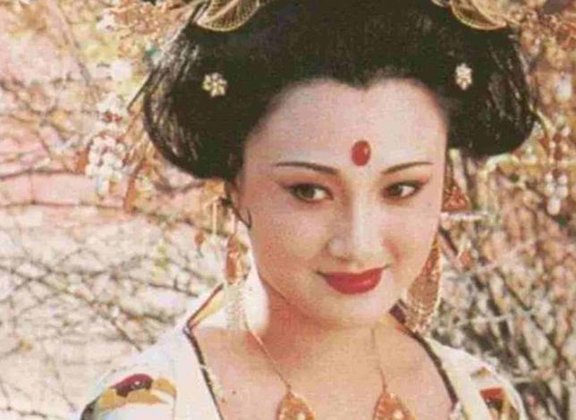 公元751年，杨贵妃喊着48岁的干儿子安禄山：“禄儿，你快来，母亲要为你洗三！”