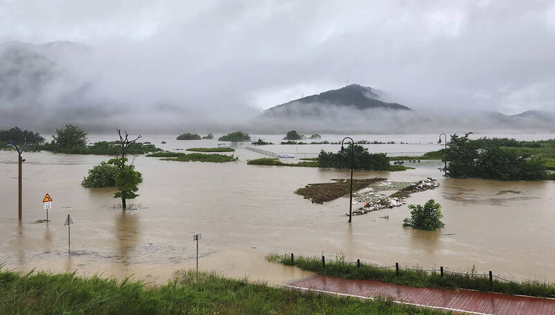 #韩国暴雨已致22人死亡14人失踪# 自7月9日以来，韩国连续多日降下豪雨，导致