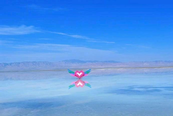 景区回应茶卡盐湖心形雕塑引争议针对茶卡盐湖心形雕塑的审美争议，景区表示雕塑已放置