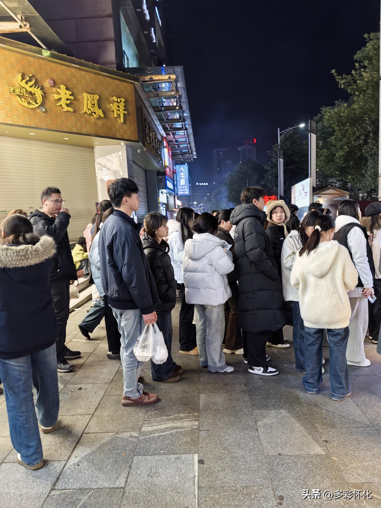在怀化一处夜市商业街看到很多人在排队购买烧烤，原以为是商家故意炒作雇人排队的，但
