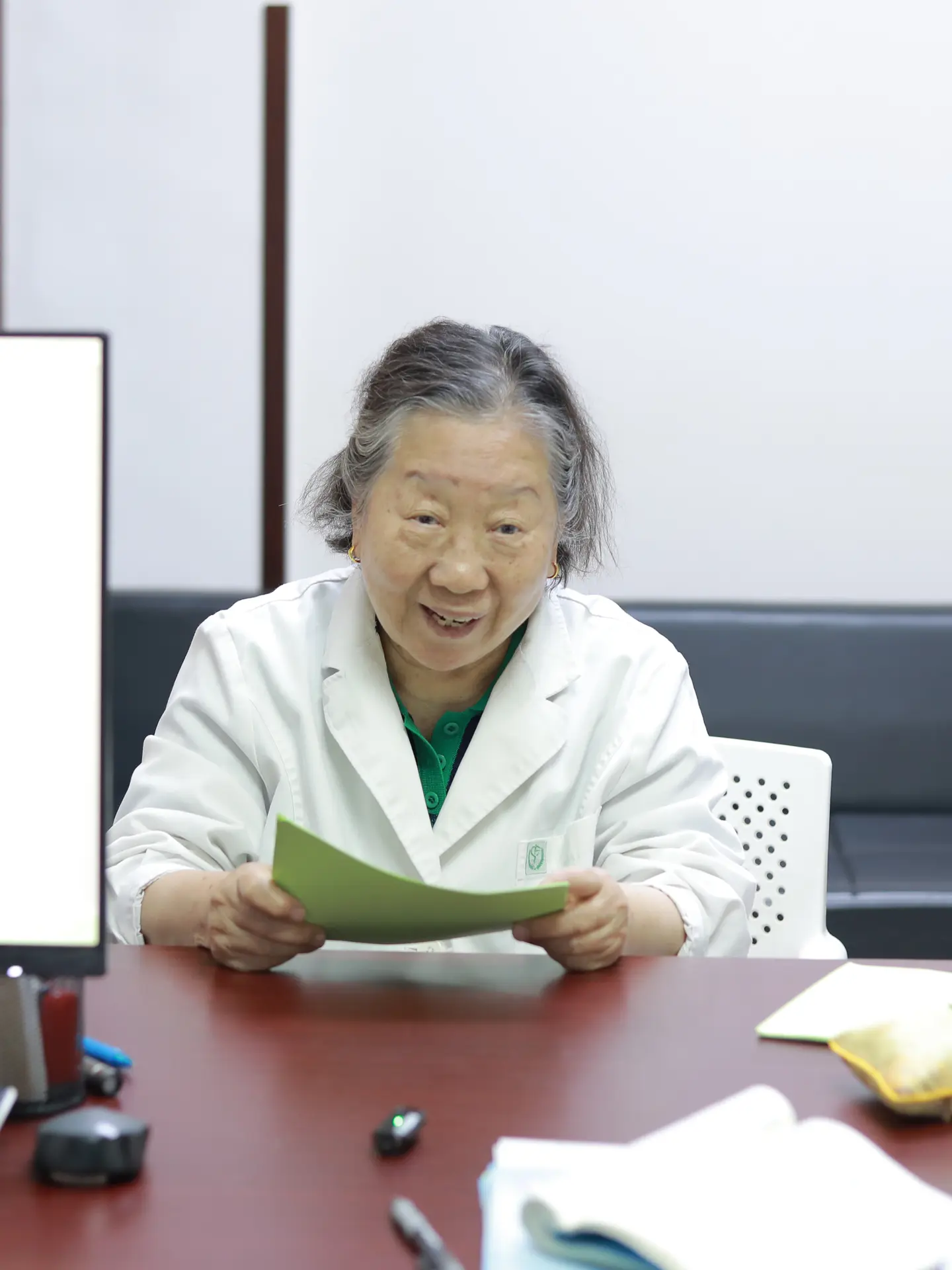 耽误你20秒钟，你想不想让孩子告别眨眼、清嗓子？我是儿科医生燕润菊，抽...