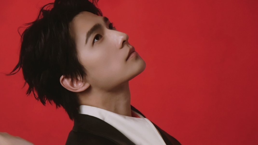 杨洋杨洋t锦绣七月刊封面 yy杨洋摩登熟男风味 yy伦敦未必有杨洋忧郁 好美的眼