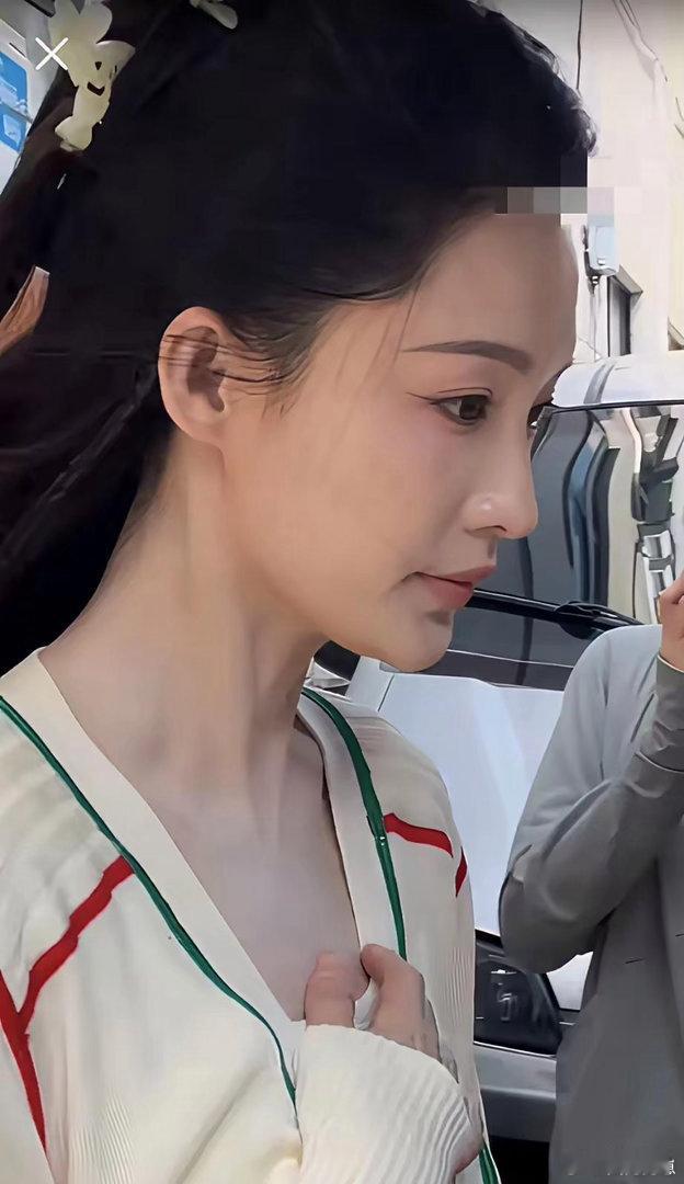 李沁这皮肤状态真的太能打了！怼脸生图光滑细腻零瑕疵，白嫩肤质看着实在羡慕，颜值抗
