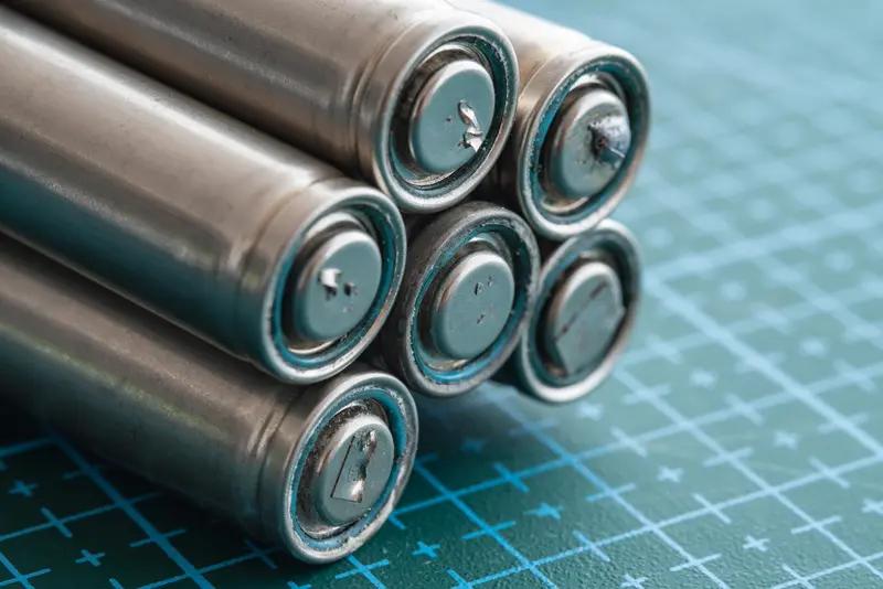 镍价上涨在电池行业激起千层浪。全球最大镍生产国印尼2026年镍矿生产配额大幅削减