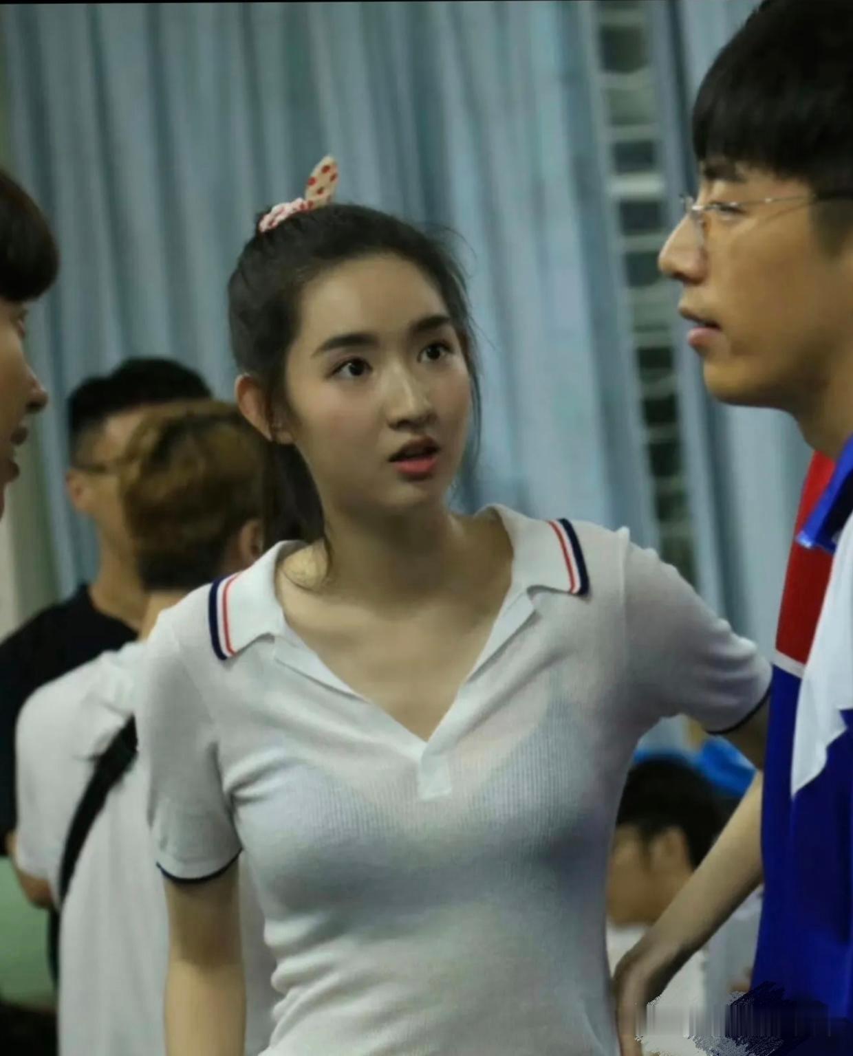这校服透得 真的不离谱吗？ 
