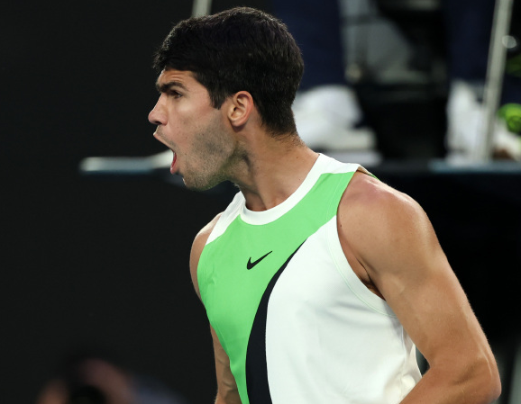 阿尔卡拉斯回敬一个6-2，大比分1-1德约科维奇