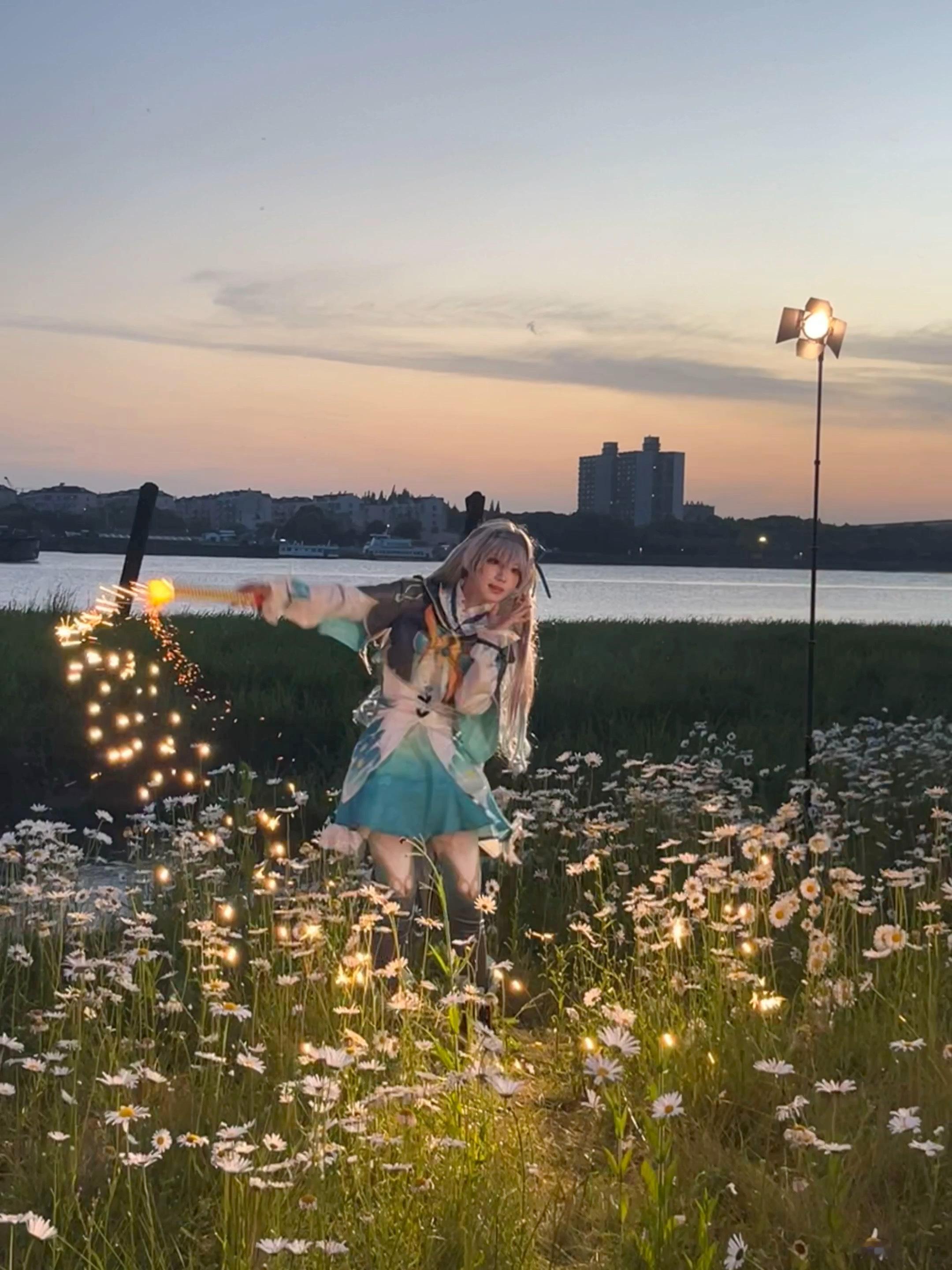 #崩坏星穹铁道[超话]##星穹铁道流萤##cosplay# 流萤live图｜甩烟