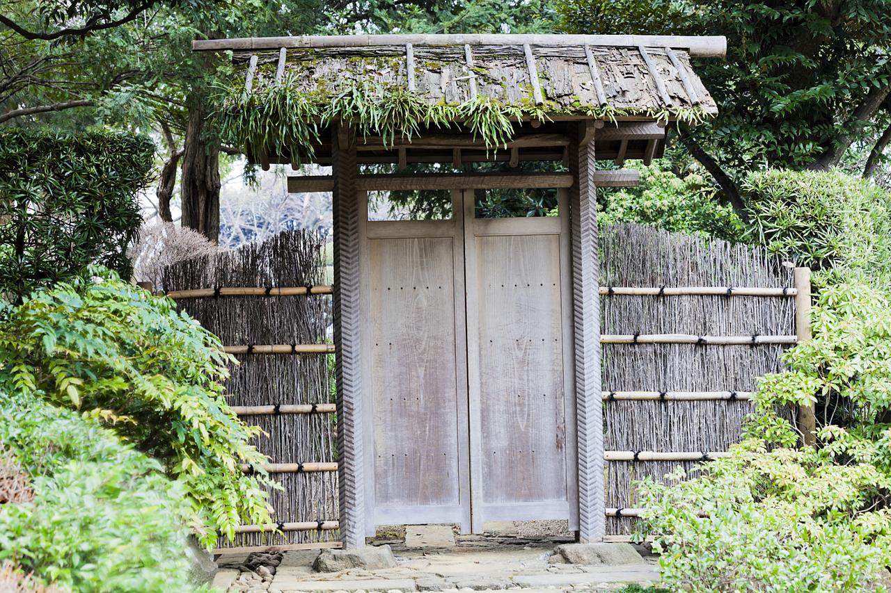 好奇怪！昨夜一直有人敲门，敲了整整一夜，而且每次敲门都是响四下，可我每次起床打开