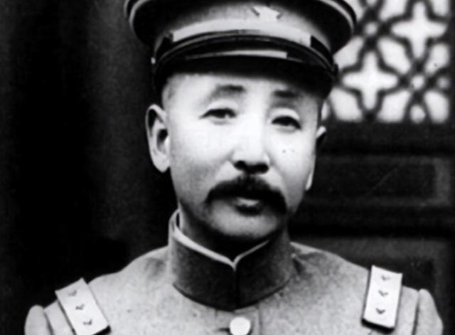 1891年，16岁的张作霖落难乞讨，孙寡妇看中了他，解开衣扣，掏出一块腰牌给他：