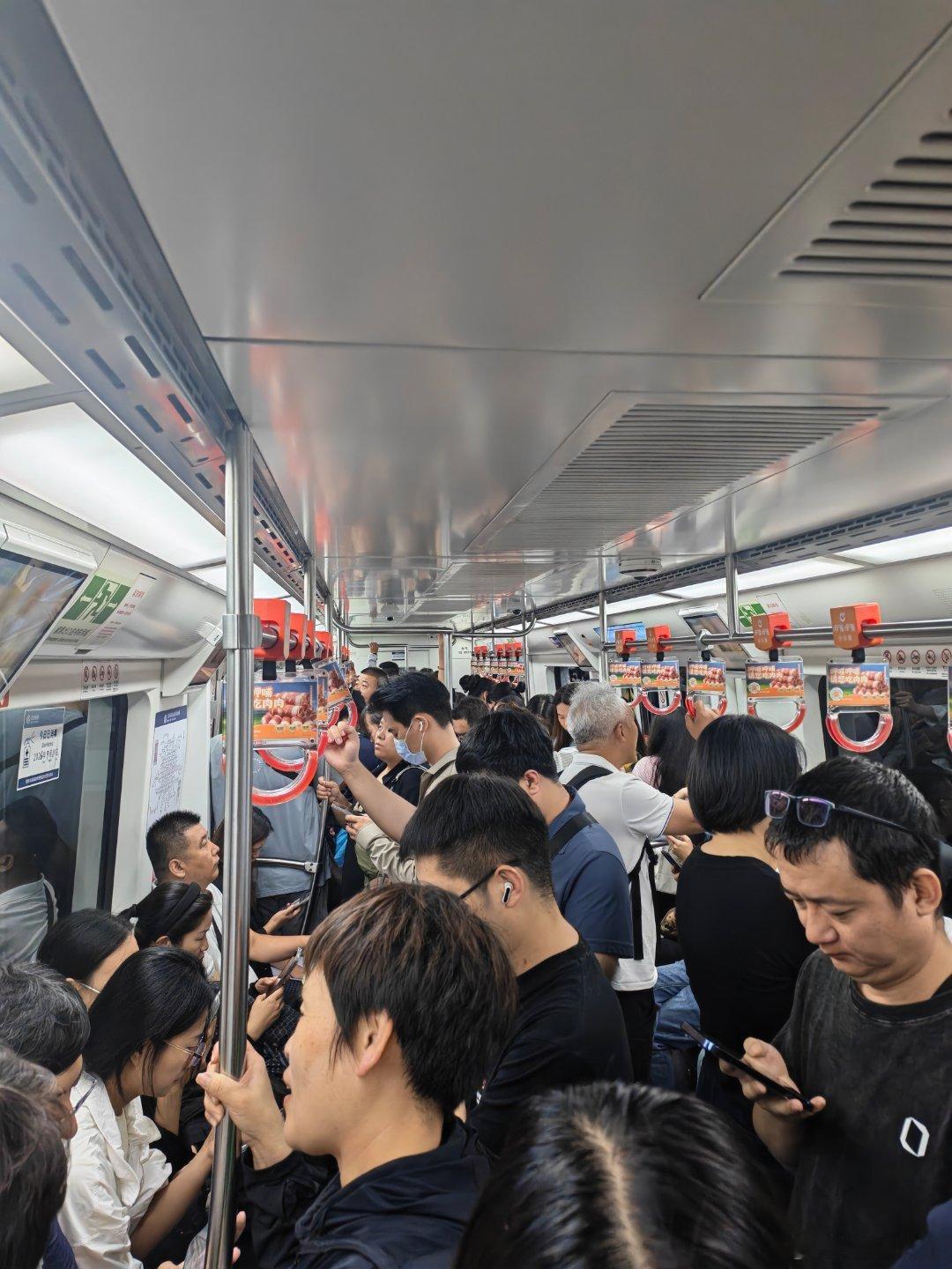 北京晚上10点多的牛马专列。 ​​​