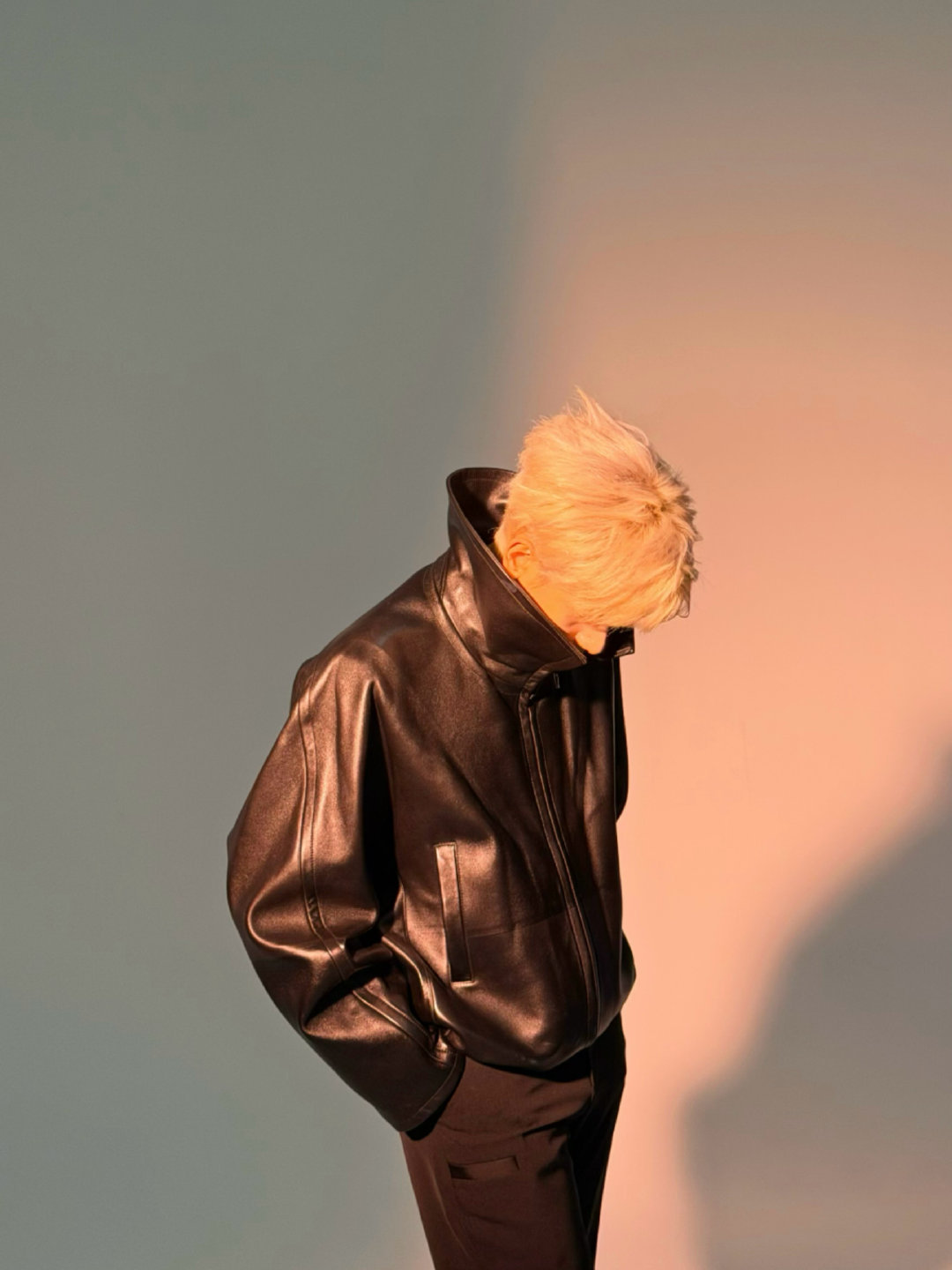 胡先煦这么瘦了胡先煦这白金发色也太绝了吧！机场摘帽那一下，整个人清瘦又锋利，下颌