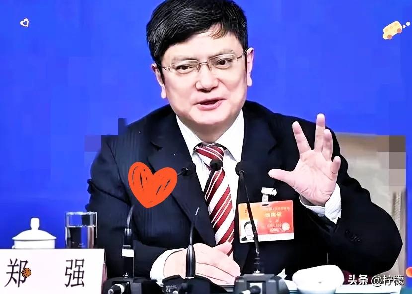 中央纪委最新的报告，
就透出一个信号：调转枪口。
以前总觉得，反腐是抓“大老
虎