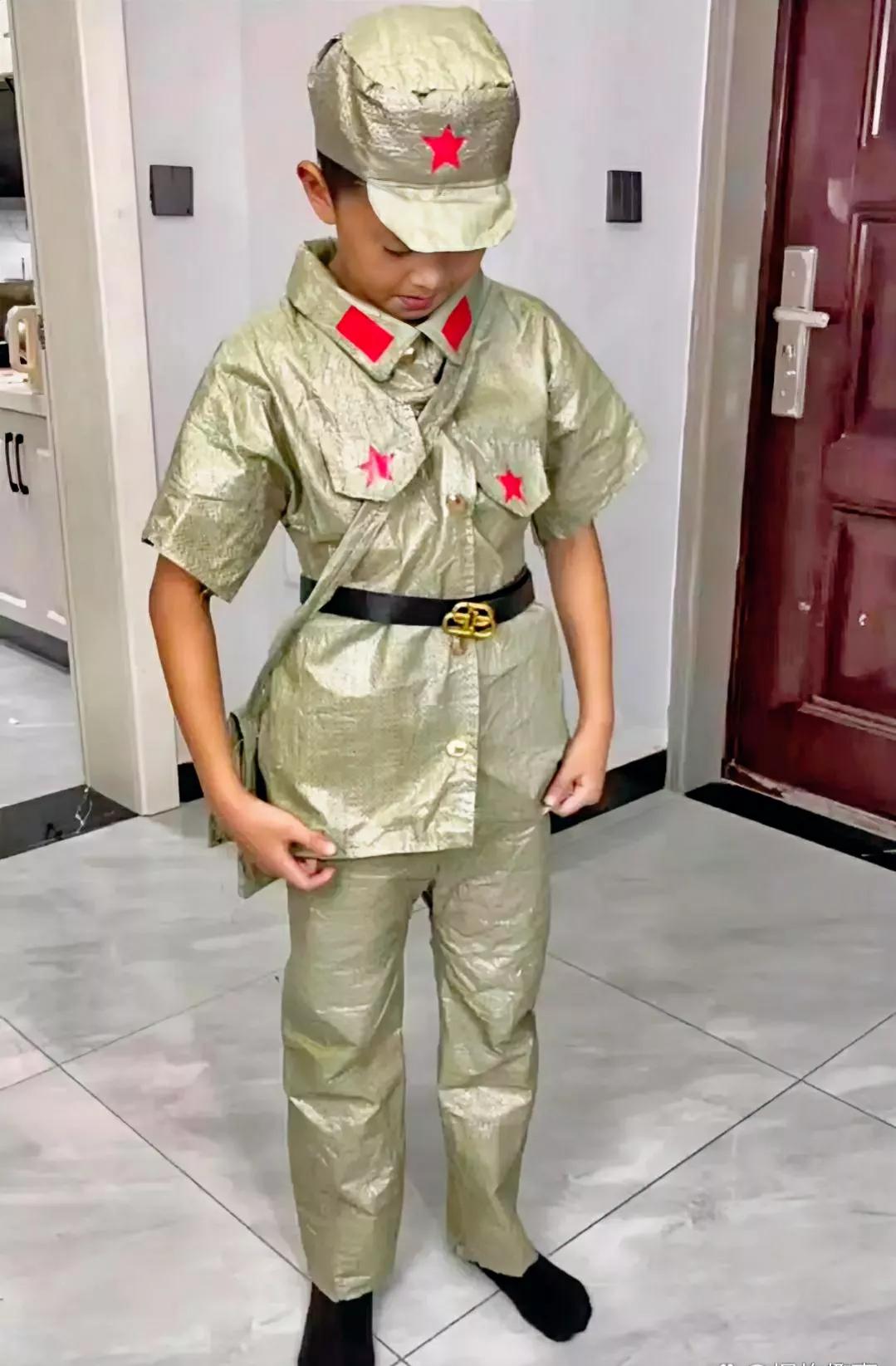 这是用麻袋做的衣服，看起来挺合身，也挺好看的。