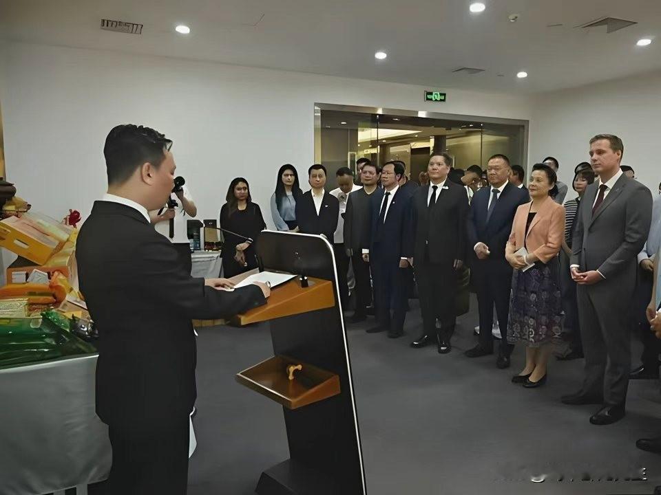 今天传来缅甸驻中国重庆总领事亲自推销缅甸圣德龙芒果的最新消息。缅甸圣德龙芒果是享