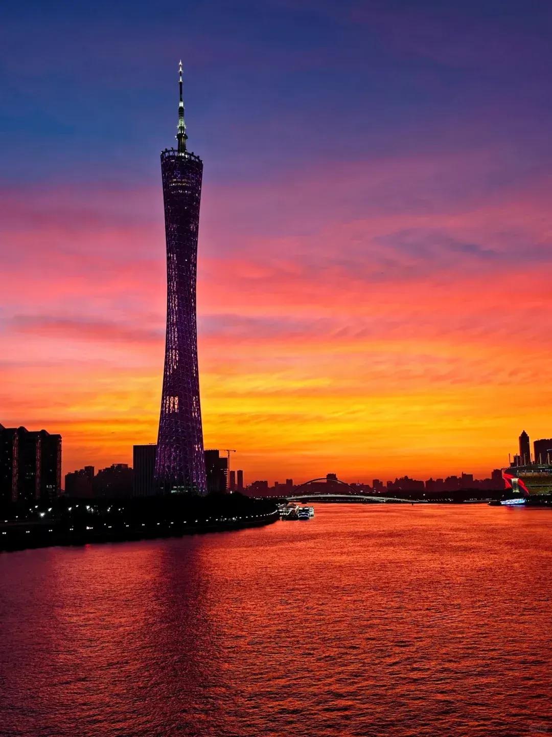 #一张图分享秋日风光#
广州的晚霞，不一样的广州塔旁